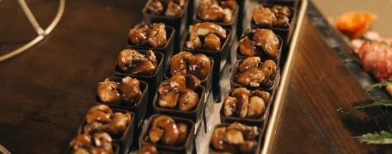 Chocolates recheados com nozes, acabamento artesanal